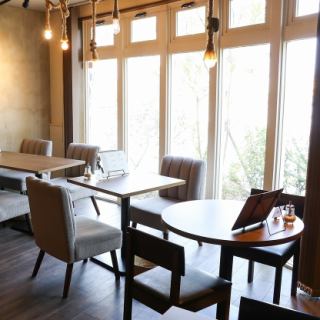 窓際のテーブル席。外の景色を見ながらお食事いただけます。4名席もございます！【4名席×1】
