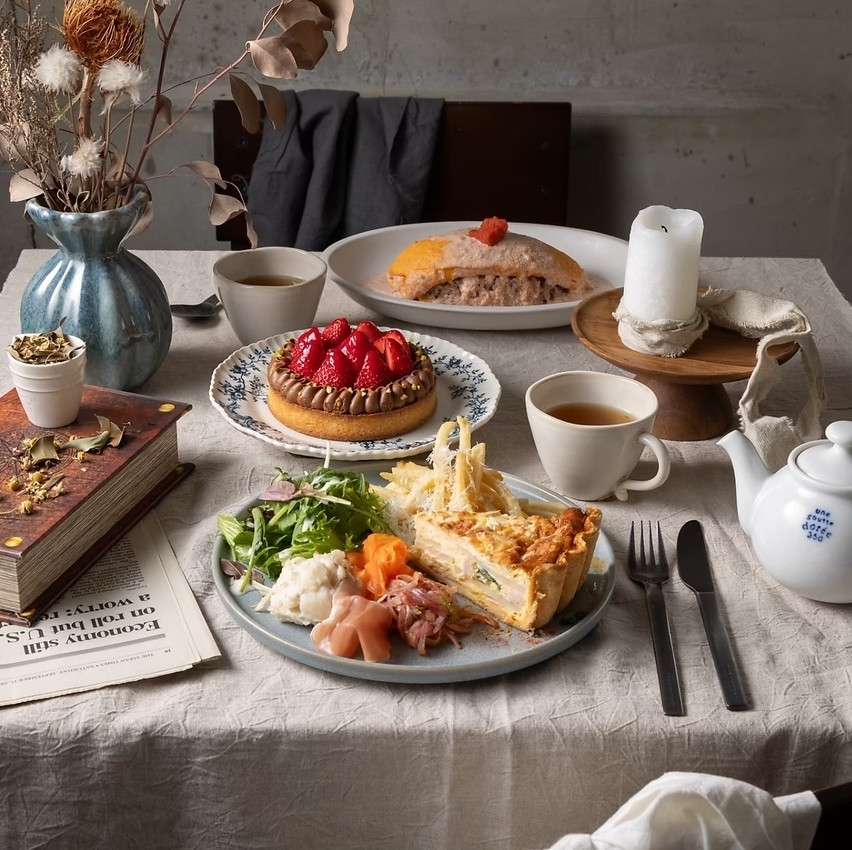 This is a cafe specializing in artisan-made fruit tarts using seasonal fruits.