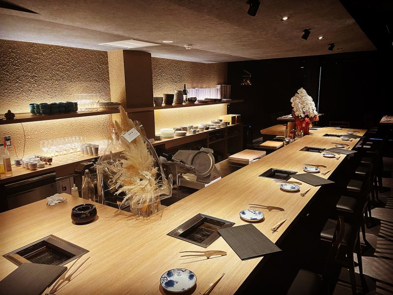 The atmosphere is similar to that of a yakiniku kappo (Japanese-style yakiniku restaurant) where the meat is carefully cooked in front of you at the spacious counter.