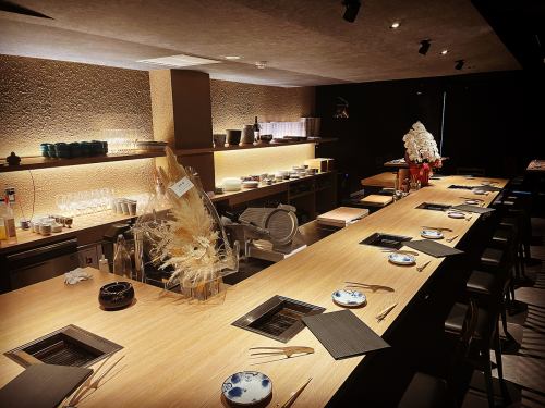 <p>The atmosphere is similar to that of a yakiniku kappo (Japanese-style yakiniku restaurant) where the meat is carefully cooked in front of you at the spacious counter.</p>