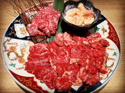 【上】タン塩やあか牛ホルモン、あか牛オススメ肉盛り3種など、お肉を満喫/5000円(税込)コース