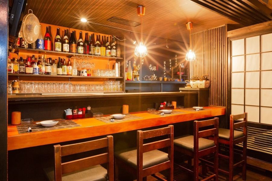 【カウンターは全5席】仕事帰りに1人でも立ち寄りやすいカウンターあり。気さくなスタッフさんとの会話が弾むことまちがいなし！