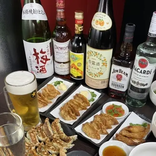 餃子とお酒を楽しむ