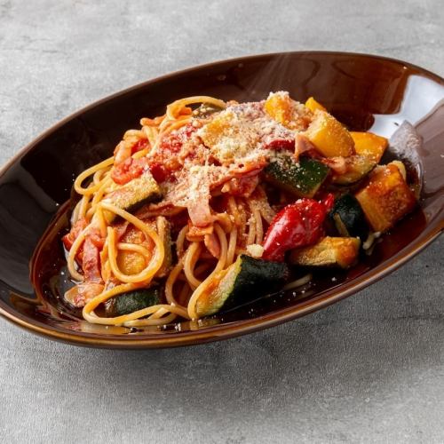 Tomato pasta with western vegetables and bacon