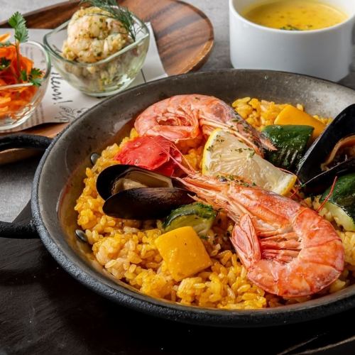 Paella lunch (seafood paella/2 types of tapas/soup)