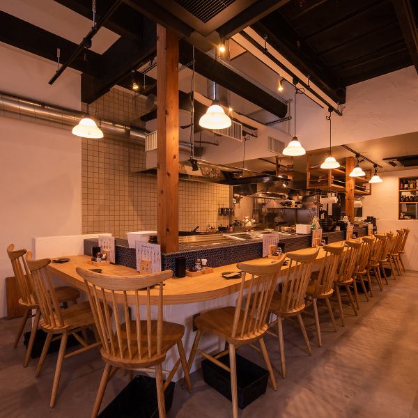[Counter seats] At the counter seats where you can enjoy your meal in a spacious space, you can enjoy the cooking scenery.This is the perfect seat for dining alone, as a couple, or for a small group.