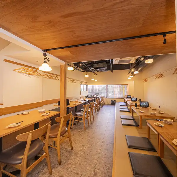 【宴会利用にピッタリ♪】宴会にご利用いただけるテーブル席、お座敷席をご用意。店内を改装し、ワンフロア４４名様までの収容が可能となっております。会社での宴会、同窓会、ご友人との飲み会にご利用ください！