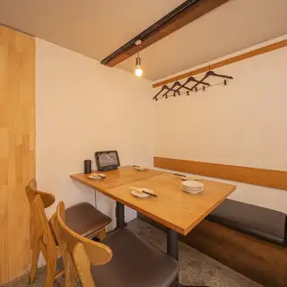 [1F] 4張桌子，每張桌子可坐4人。