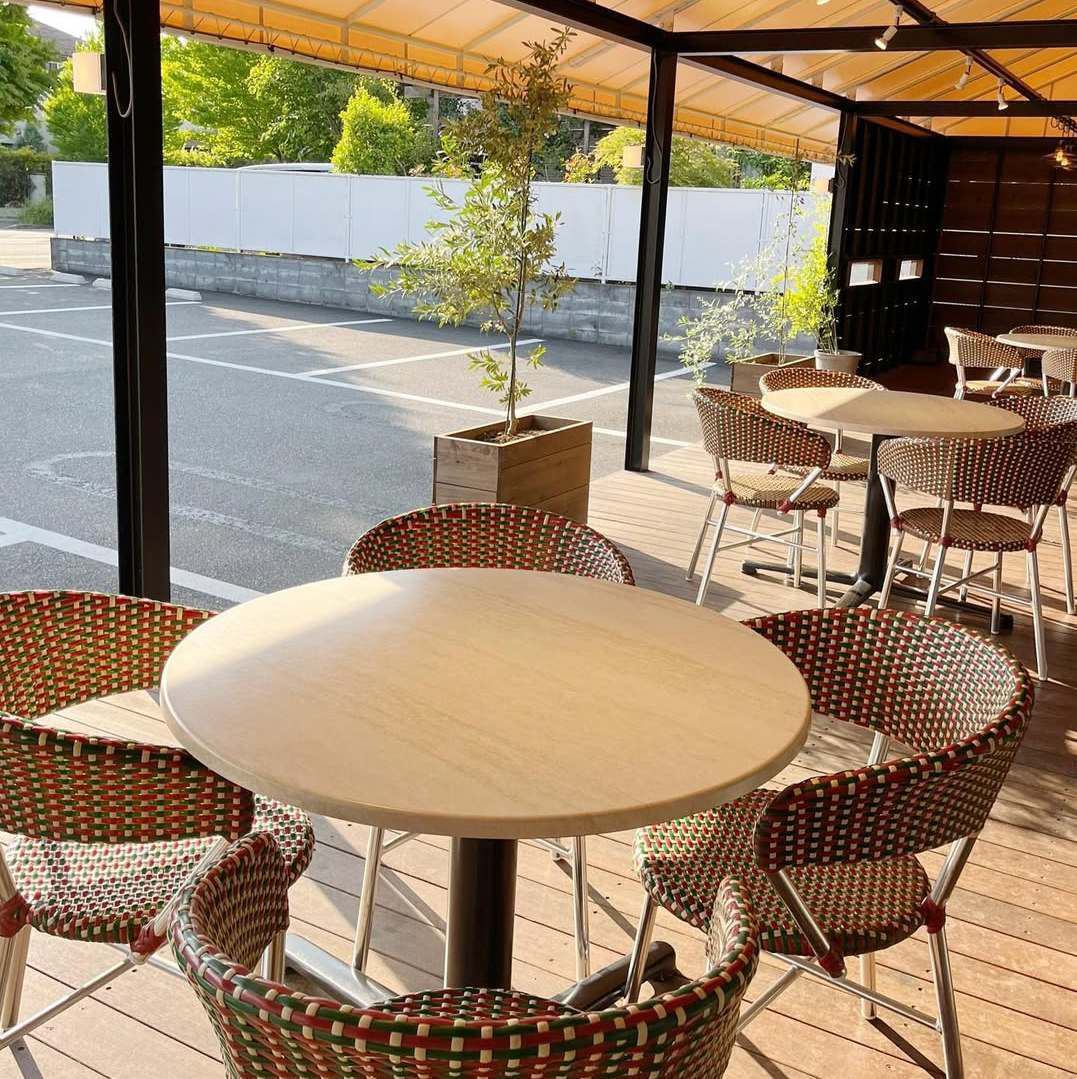 店内は広々とした空間でテーブルやテラス席をご用意しています◎