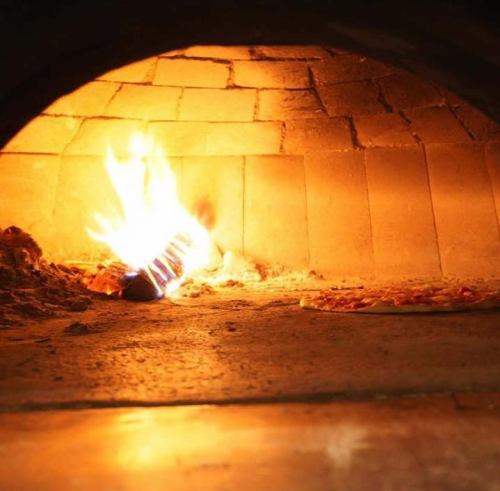 【薪窯で香ばしく焼き上げ！】本格ピザを3サイズで