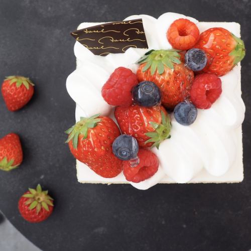 【記念日・誕生日に】洋酒香る華やかホールケーキ♪