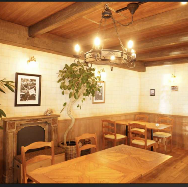 落ち着きのある空間で、モーニング・カフェタイム・ランチ・ディナーまで、一日を通してゆったり過ごせます♪季節のデザートも充実！ひとりでのんびりしたい時も、デートやご家族での食事にもぴったり。気軽に立ち寄れる雰囲気が魅力◎テラス席では愛犬とも一緒に過ごせるので、散歩帰りの休憩にもおすすめ！