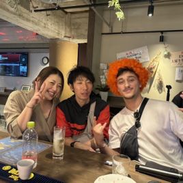 カウンター席は全18席あります★お一人様大歓迎です！ここでは老若男女が集まり、笑顔あふれる瞬間が生まれています。英語や韓国語を話せるスタッフがいるため、異なる文化を持つ人々とも気軽に会話が楽しめます。どんな国の方でも大歓迎です。お立ち寄りください♪