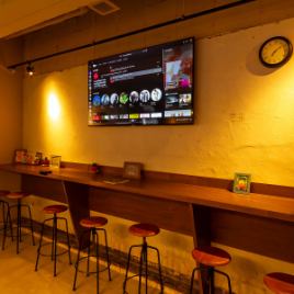 カウンター席18席あり。お一人様でも、お友達とゆったり飲みたい時に最適◎中州ではちょっと珍しい雰囲気のお店です！ビリヤード、ダーツ、カラオケが楽しめます。日頃の息抜きや非日常を体感したい方はぜひ遊びに来てください。カーニバルのような雰囲気が楽しめます。