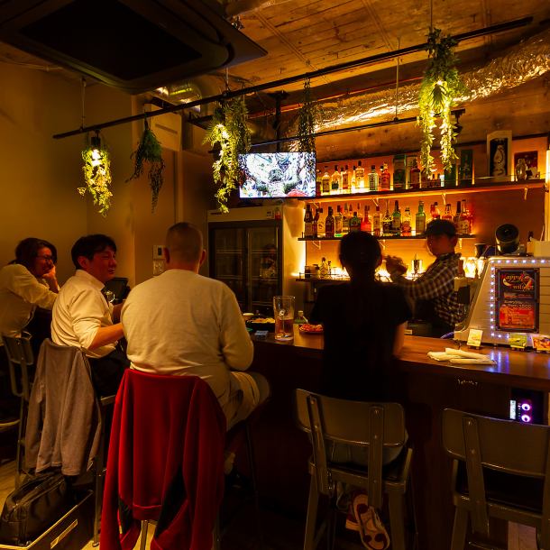 【カウンター/18席】中洲川端駅より徒歩2分の好立地◎カウンター席を広くご用意しているので、お一人様も大歓迎です★ここでは老若男女が集まり、笑顔あふれる瞬間が生まれています。英語や韓国語を話せるスタッフがいるため、異なる文化を持つ人々とも気軽に会話が楽しめるのも魅力♪どんな国の方でも大歓迎です。