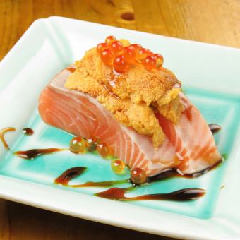 Specialty! Salmon and sea urchin rolled salmon roe (2 pieces)