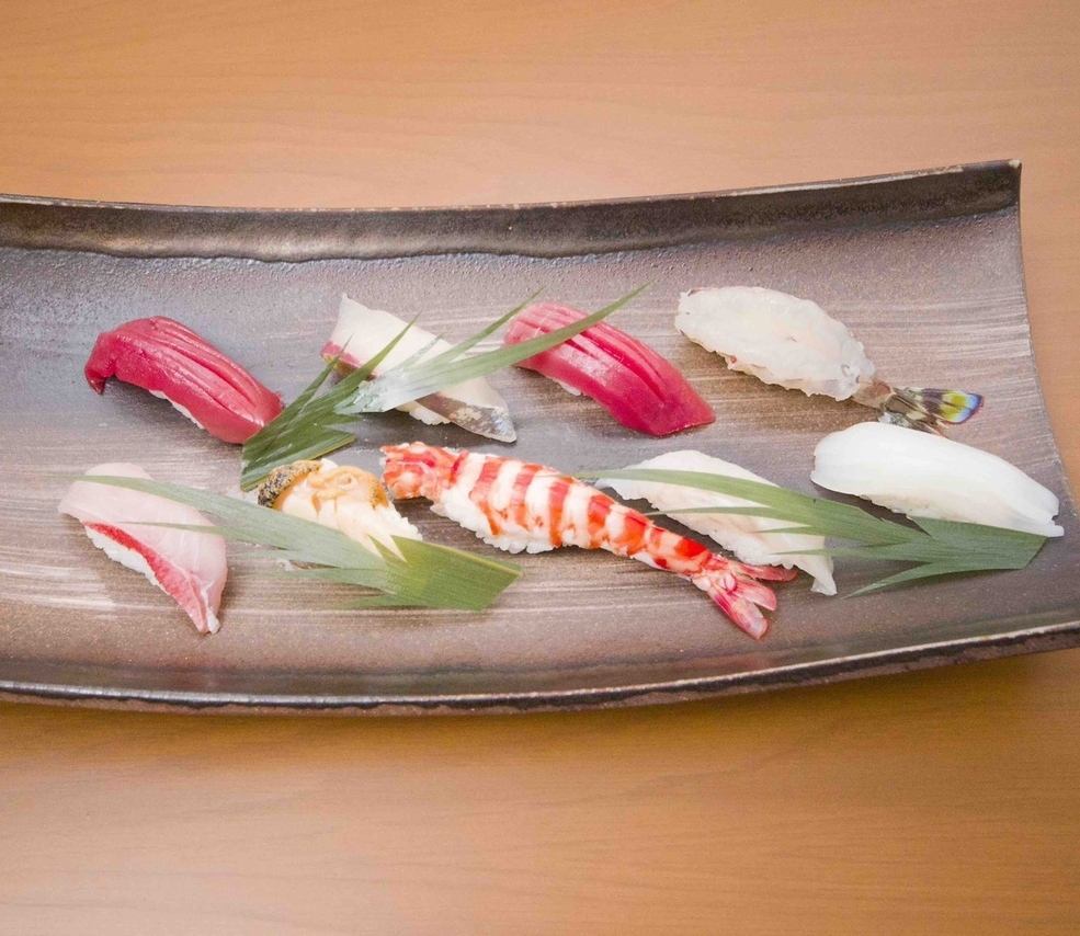 贅沢ランチ！小鉢からデザートまで付いた御膳などをご用意。