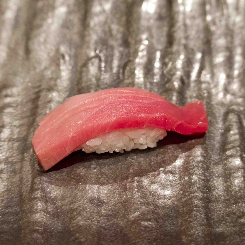 こだわりの新鮮な魚を使用し、米は赤酢を使っております。