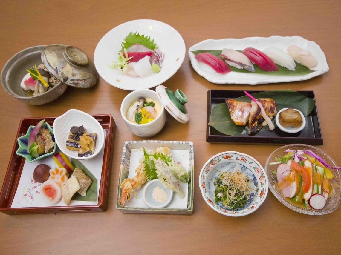 カウンター席は10席完備。テーブル席、個室もご用意しています。