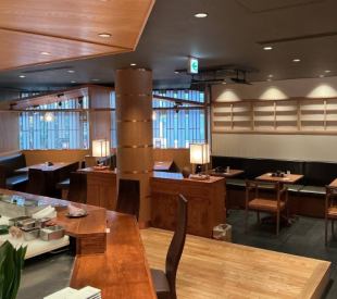 店内の様子ですカウンター席とテーブル席です