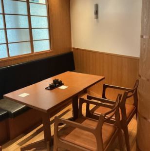 個室です４名席が２席御座います繋げて８名様までの利用が可能です