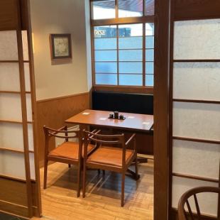 個室です４名席が２席御座います繋げて８名様までの利用が可能です