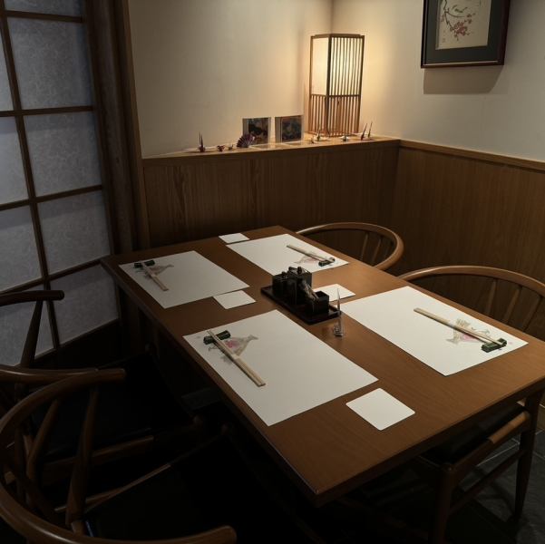 和の趣ある落ち着いた店内には、4名掛けや6名掛けのテーブル席を計7つご用意しています。特に個室は2つ完備しており、大切な会食や接待、ご家族でのご利用に最適です。プライベートな空間で、旬の和食と美酒を周りを気にすることなく心ゆくまでお楽しみくださいませ。居心地の良さにもこだわっております。