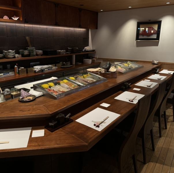 職人の繊細な技を間近で楽しめるカウンター席を10席完備しております。握りたての鮨を味わう臨場感は格別で、五感で楽しむ食の芸術です！大人のデートや、一人でゆっくりと美酒を傾けたい時におすすめな、居心地の良い特等席です。板前の真剣な手捌きを目の前でご覧いただけます。