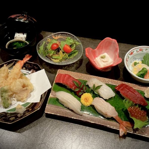 【◇板前技が光る逸品◇】彩り豊かな小鉢と握り鮨を含む贅沢な内容の「鮨天婦羅膳」