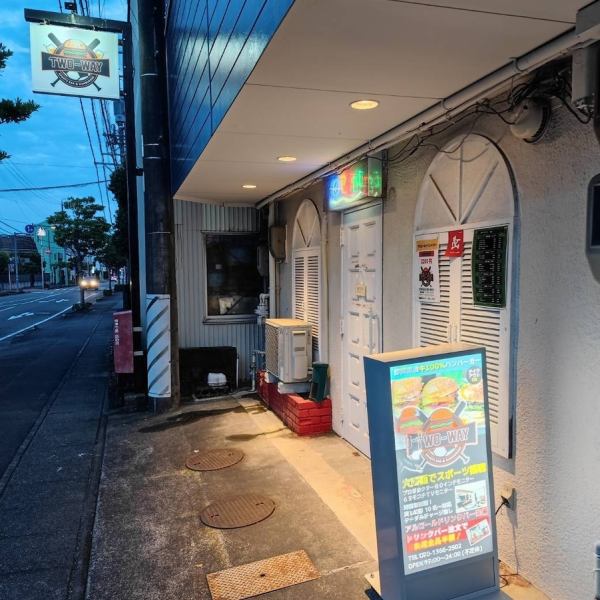 A 10-minute walk from the south exit of JR Yaizu Station ◎You can watch sports carefully on the 80-inch large screen monitor! Cheer on the game among sports lovers and friends ◎We also offer dishes such as hamburgers, fried foods, and snacks So let's replenish our energy and send cheers ☆ If you order all-you-can-drink, all dishes are half price!!