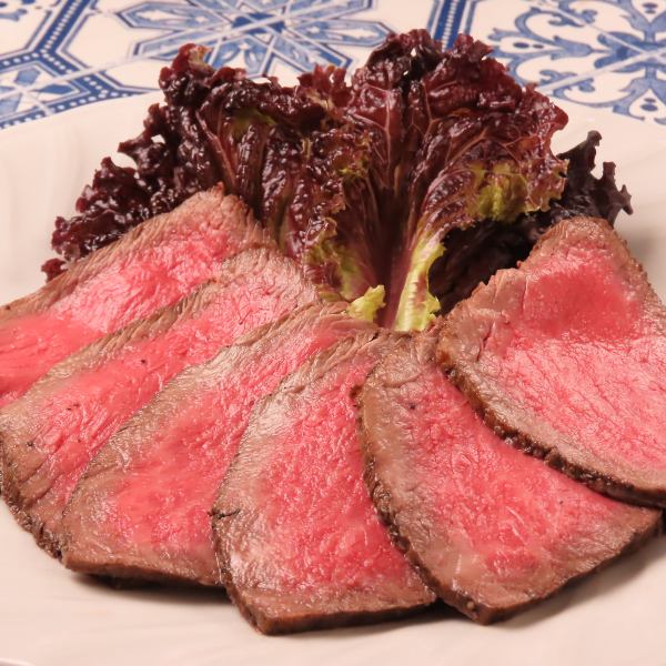 [Roast Beef] Uses the rare part of beef from Shizuoka Prefecture, ``Ichibo.''A dish that takes time and effort to cook at a low temperature!