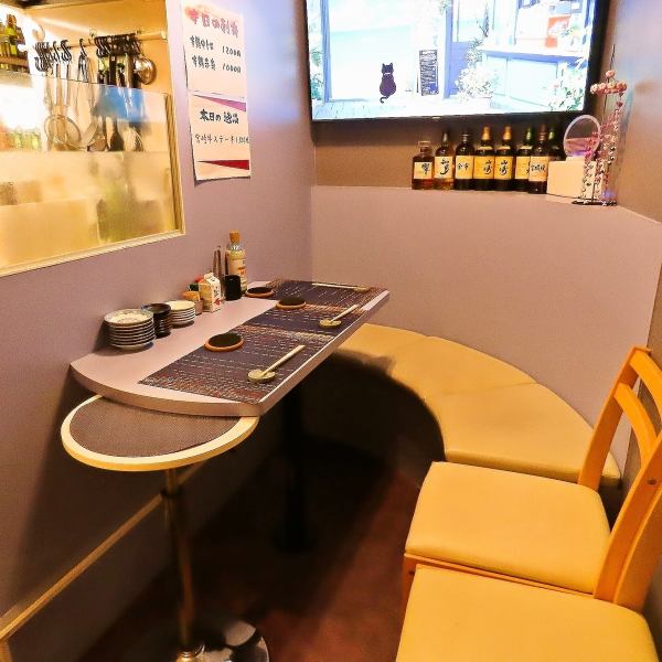 ≪席数≫店内はカウンター6席、テーブル4名掛け×１卓の計10席。こぢんまりとした空間ながらも、ゆったりと座れる配置で、ひとりでもグループでも快適に過ごせます。貸切対応可能◆お店の気軽にお問い合わせください。