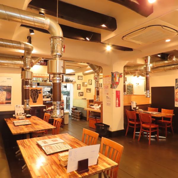 広々とした店内は、どなたでも快適にお過ごしいただける空間作りを徹底しています。席と席の間隔をゆったりと取ることで、周囲を気にせず会話やお食事を楽しむことができます。団体でのご利用やファミリーでの食事会、ちょっとした宴会にも最適。ゆったりとした雰囲気で心からリラックスしていただけます♪