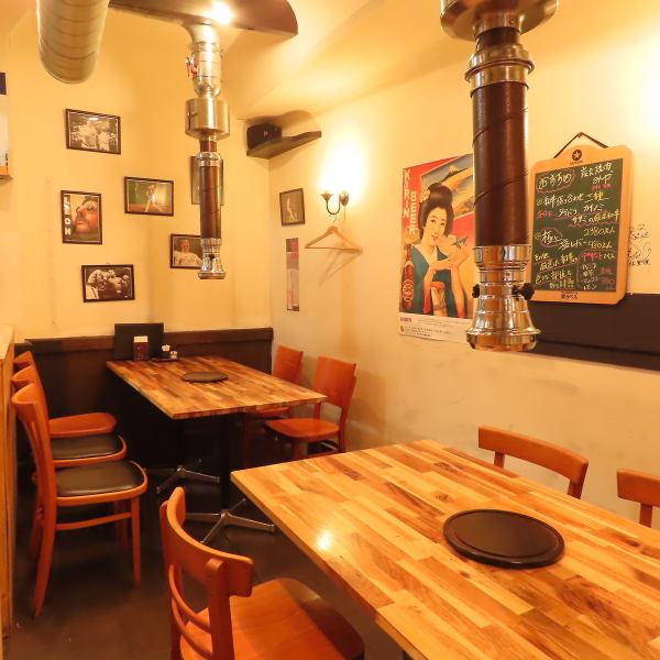 店内は明るく清潔感を重視した空間デザインで、訪れるたびに心地よさを感じていただけるよう工夫されています。壁やインテリアには温かみのある素材を使用し、モダンな雰囲気と落ち着きのある空間を演出。広々としたテーブル席やソファ席も完備しており、プライベート感を大切にした作りになっています。