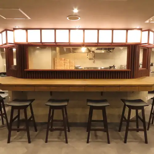 <p>木の温もりが感じられる和モダンな店内は、落ち着いた大人の空間が広がっています。中央に配置されたコの字型の大きなカウンター席は、オープンキッチンとなっており、調理の様子を眺めながらお食事ができる特等席です◎お一人様でのサクッとランチや、カップルでのデートなど、ゆったりとした時間をお過ごしいただけます。</p>
