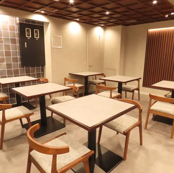 店内には、ゆったりとお座りいただけるテーブル席をご用意しております。シンプルな中にも洗練されたデザインのインテリアが配され、清潔感のある空間は女子会やご友人との集まりにもぴったりです♪老若男女問わず、どなたでもリラックスしてお過ごしいただける居心地の良さが自慢。美味しいお肉と共に会話も弾みます！