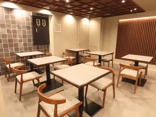 【テーブル席　2名様掛け×6卓】席同士の間隔やテーブルの大きさもゆったりとご利用できて、シンプルだからこそ使い心地も良いテーブル席です。デートなど少人数からグループ様でのお食事まで幅広くご活用いただけます。
