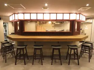【カウンター席×8名様】お一人様から気軽にお食事を楽しめるお洒落なオープンカウンターも完備。お食事を満喫するだけではなく、調理風景など臨場感溢れる様子を目の前で眺めることのできる特等席となっております。