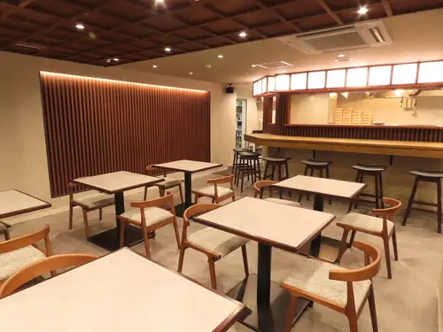 落ち着きのある店内でじっくりと料理を堪能できます