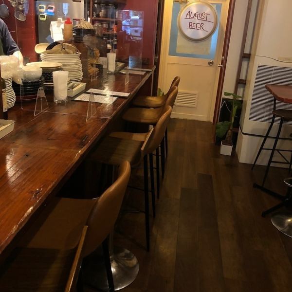 There are counter seats where even solo diners can feel free to stop by.For groups of 4 or more, we recommend the box bench seat.