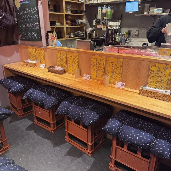 木の温もりを感じる落ち着いた店内は、炭火の香りが心地よく広がる大人の空間♪カウンター越しに焼き上げる焼き鳥を眺めながら、ゆったりとお食事を楽しめます！仕事帰りの一杯やデート、気の合う仲間との語らいにもぴったりな雰囲気です♪