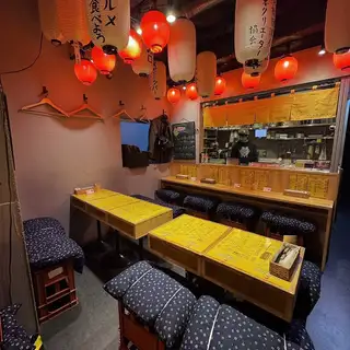 広々としたテーブル席で、家族や友人との食事にぴったり。落ち着いた照明と木の温もりが心地よく、ゆったりとした時間を過ごせます。
