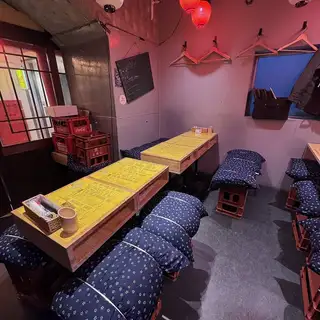 静かな奥のテーブル席は、デートや少人数の集まりにおすすめ。周囲を気にせず、ゆったりと食事と会話を楽しめる空間です