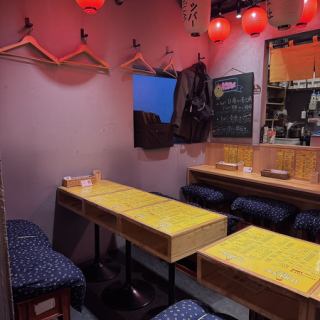 ゆったりとしたテーブル席で、家族や友人との食事にぴったり。落ち着いた照明と木の温もりが心地よく、くつろぎの時間を演出します。