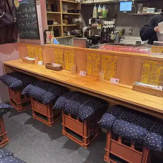 お一人様や軽い食事に最適なカウンター席。スタッフとの会話を楽しみながら、料理のライブ感を間近で感じられる特等席です。