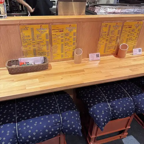 お一人様や軽い食事にぴったりのカウンター席。料理を目の前で楽しめるライブ感と、スタッフとの会話が弾む特別な時間をどうぞ。