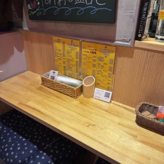 温かみのある木目調のカウンター席。お一人様や軽い食事に最適で、料理を間近で楽しめるライブ感が魅力です。