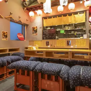 宽敞的餐桌座位，非常适合与家人和朋友一起用餐。柔和的灯光和温暖的木质元素营造出舒适的氛围，让您度过一段轻松愉快的时光。