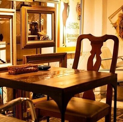 凝った装飾が施された、大人がくつろげる落ち着いた雰囲気。昼と夜でまた違った表情を見せる、居心地の良い空間です。心地良いテラス席や隠れ家のようなロフト席もご用意しております。