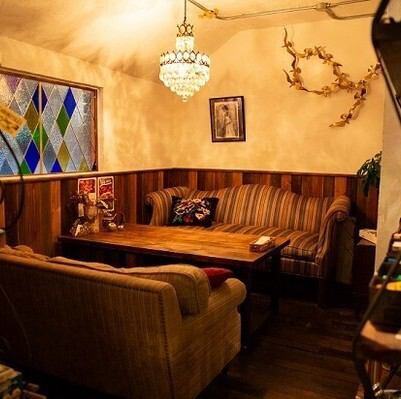 夜はバーとしても利用できる空間に。ビール、ウィスキー、ワイン、泡盛などアルコールメニューも充実。落ち着いた空間で、素敵なカクテルと共に静かでリラックスできる夜をお過ごしください。